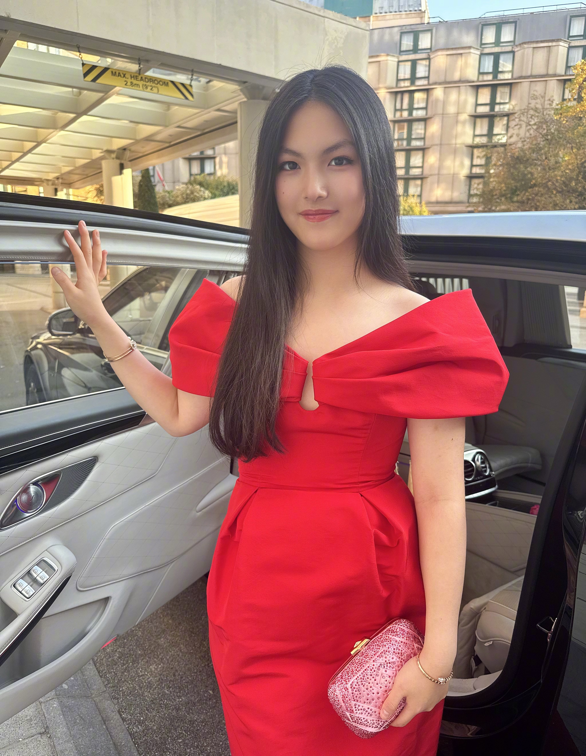 Con gái MC giàu nhất showbiz 15 tuổi đã có Rolls-Royce riêng, sinh nhật 16 tuổi ngồi Maybach 60 tỷ đồng: Bố mẹ tiết lộ 1 điều gây ngỡ ngàng - Ảnh 1.