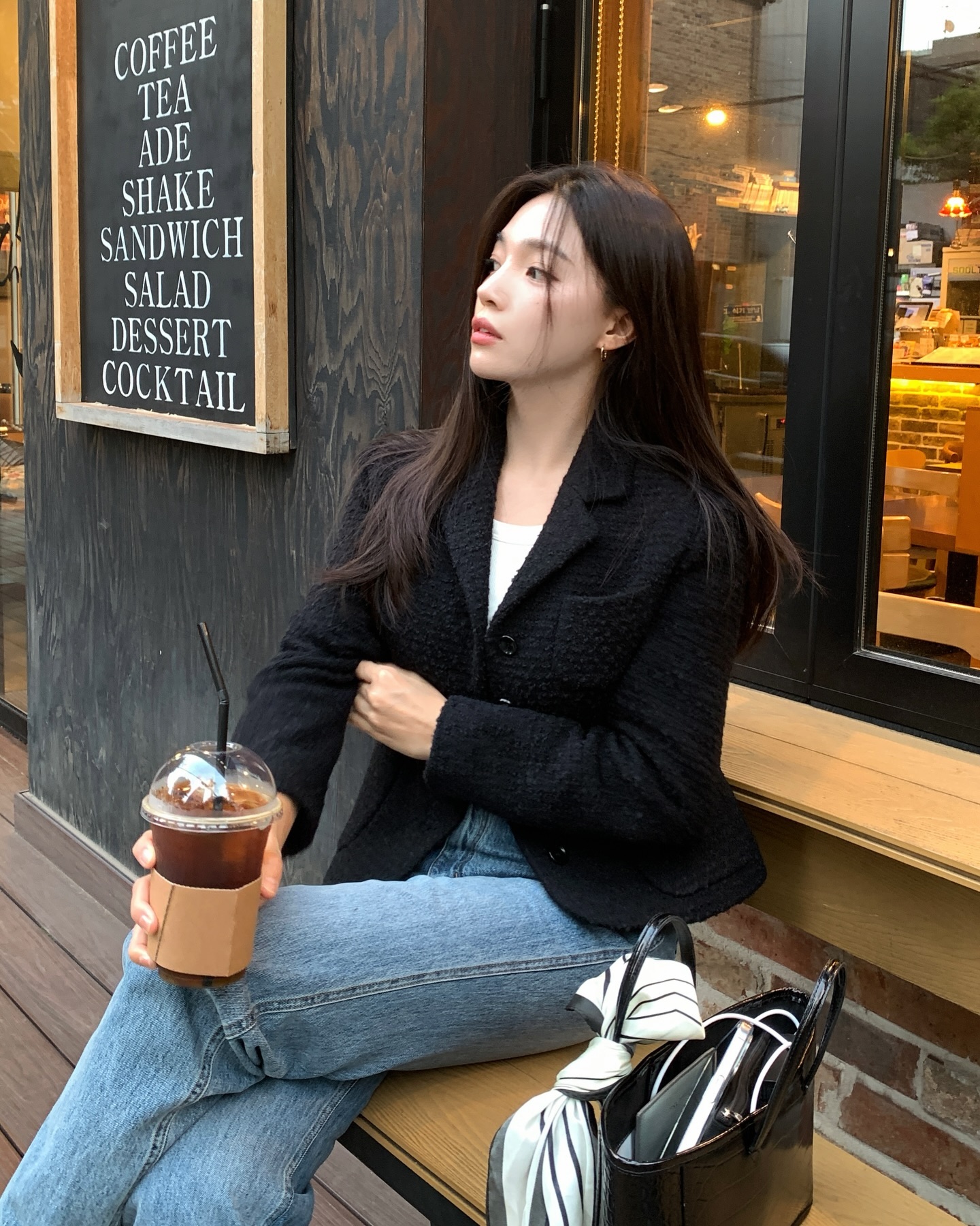 Sức mạnh của phối đồ: Biến quần jeans đơn giản trở nên sang xịn mịn hơn gấp bội với 10 công thức - Ảnh 1. Sức mạnh của phối đồ: Biến quần jeans đơn giản trở nên sang xịn mịn hơn gấp bội với 10 công thức - Ảnh 1.