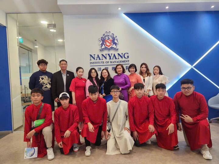 Nữ hiệu trưởng bỏ tiền túi thưởng học sinh đạt giải đi nước ngoài - Ảnh 2. Nữ hiệu trưởng bỏ tiền túi thưởng học sinh đạt giải đi nước ngoài - Ảnh 2.
