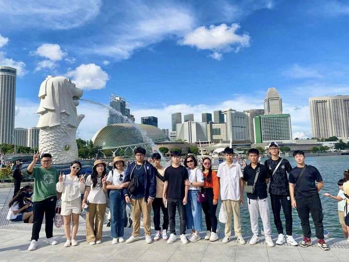 Nữ hiệu trưởng bỏ tiền túi thưởng học sinh đạt giải đi nước ngoài - Ảnh 3. Nữ hiệu trưởng bỏ tiền túi thưởng học sinh đạt giải đi nước ngoài - Ảnh 3.
