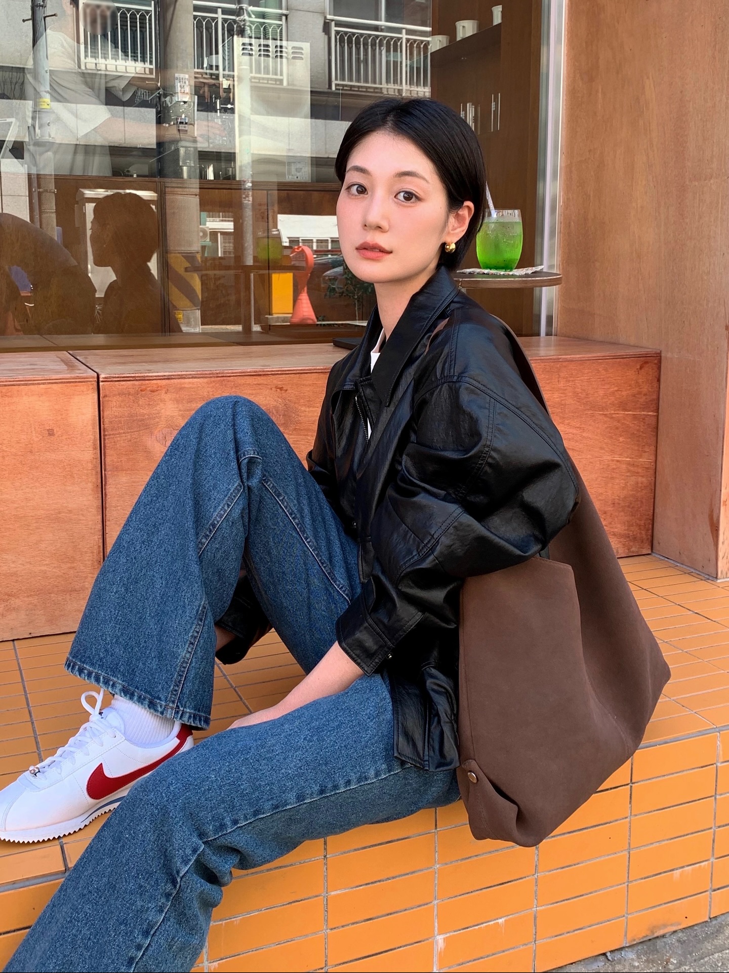 Sức mạnh của phối đồ: Biến quần jeans đơn giản trở nên sang xịn mịn hơn gấp bội với 10 công thức - Ảnh 3. Sức mạnh của phối đồ: Biến quần jeans đơn giản trở nên sang xịn mịn hơn gấp bội với 10 công thức - Ảnh 3.