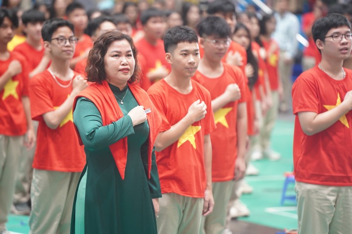 Nữ hiệu trưởng bỏ tiền túi thưởng học sinh đạt giải đi nước ngoài - Ảnh 1. Nữ hiệu trưởng bỏ tiền túi thưởng học sinh đạt giải đi nước ngoài - Ảnh 1.