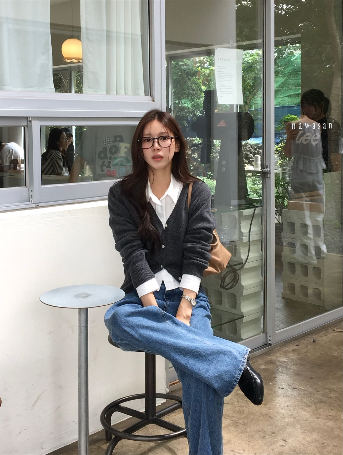 Sức mạnh của phối đồ: Biến quần jeans đơn giản trở nên sang xịn mịn hơn gấp bội với 10 công thức - Ảnh 7. Sức mạnh của phối đồ: Biến quần jeans đơn giản trở nên sang xịn mịn hơn gấp bội với 10 công thức - Ảnh 7.