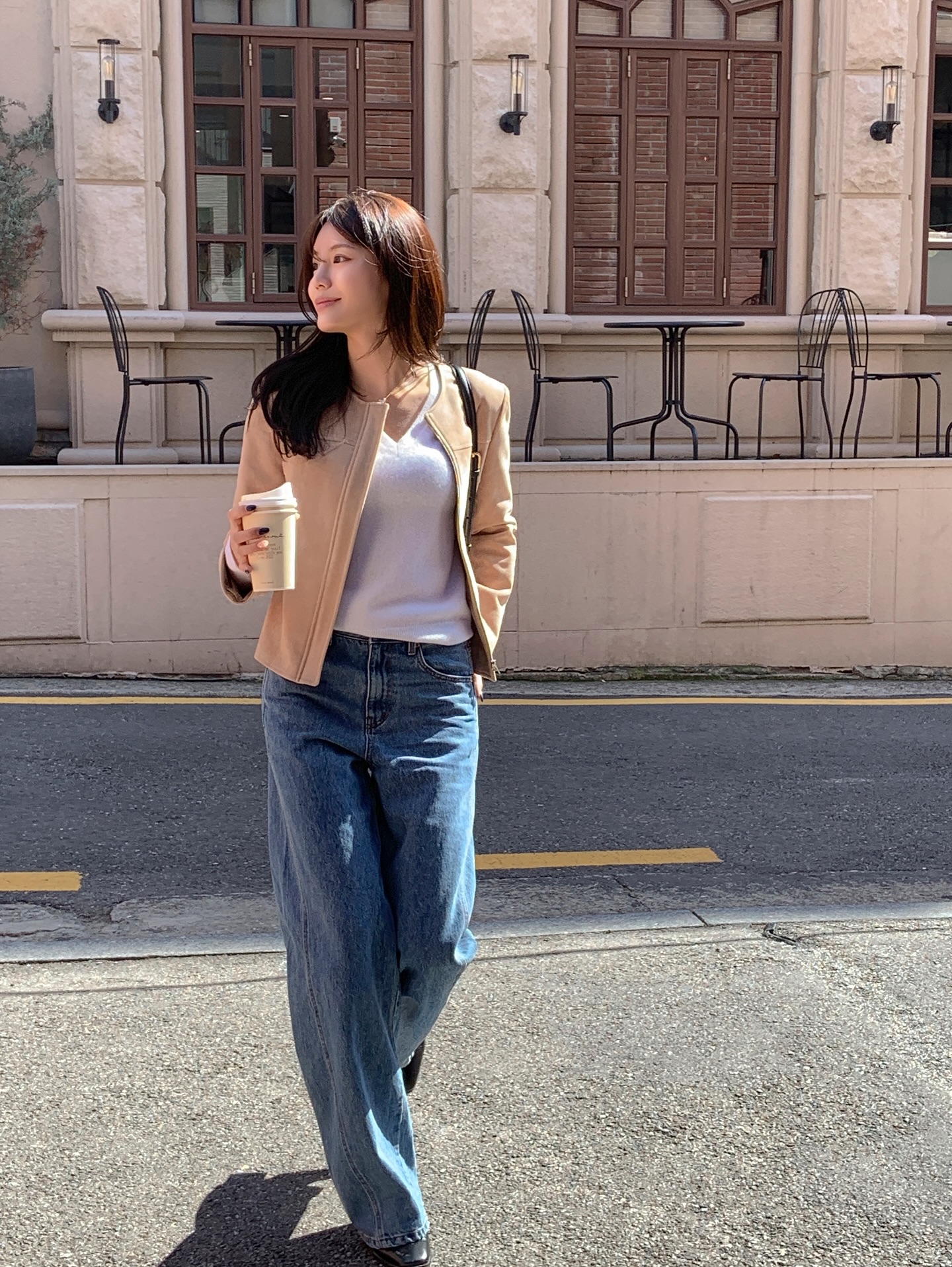 Sức mạnh của phối đồ: Biến quần jeans đơn giản trở nên sang xịn mịn hơn gấp bội với 10 công thức - Ảnh 8. Sức mạnh của phối đồ: Biến quần jeans đơn giản trở nên sang xịn mịn hơn gấp bội với 10 công thức - Ảnh 8.