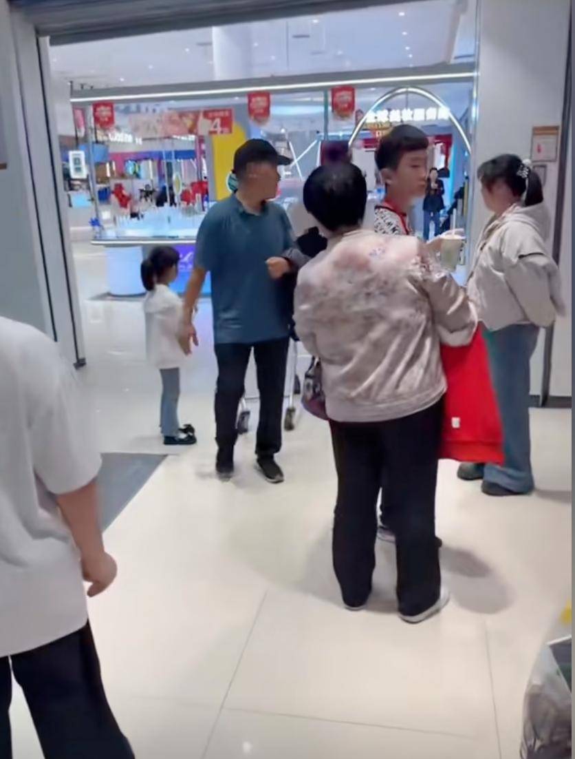 Cảnh tượng trong cửa hàng bán Iphone khiến hàng ngàn cha mẹ rơi lệ!- Ảnh 1. Cảnh tượng trong cửa hàng bán Iphone khiến hàng ngàn cha mẹ rơi lệ!- Ảnh 1.