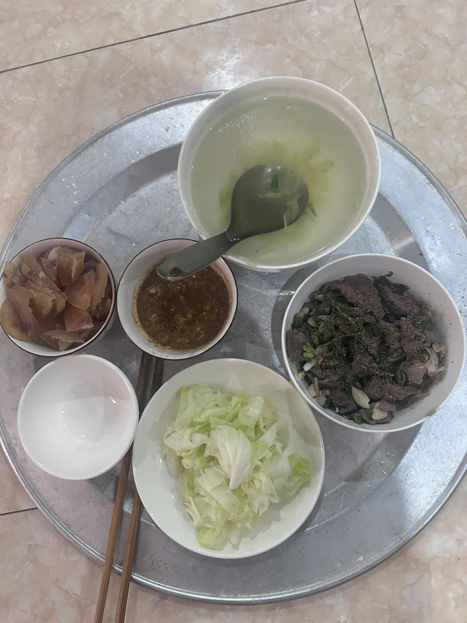 Bức ảnh bữa cơm cuối cùng ở Hà Nội của một đôi vợ chồng U40 - Ảnh 1. Bức ảnh bữa cơm cuối cùng ở Hà Nội của một đôi vợ chồng U40 - Ảnh 1.