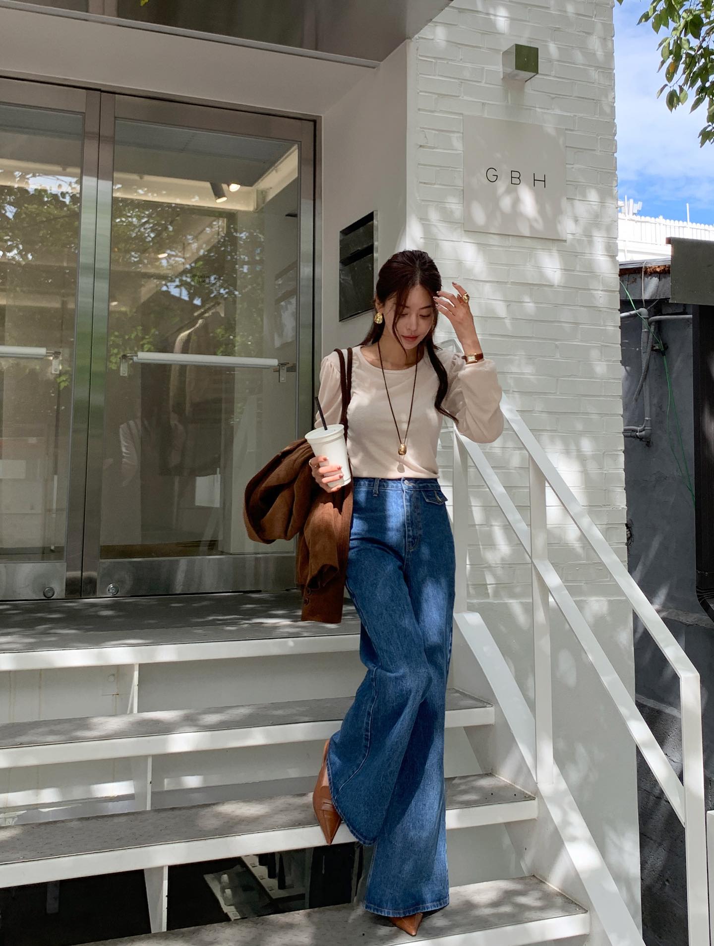 Sức mạnh của phối đồ: Biến quần jeans đơn giản trở nên sang xịn mịn hơn gấp bội với 10 công thức - Ảnh 10. Sức mạnh của phối đồ: Biến quần jeans đơn giản trở nên sang xịn mịn hơn gấp bội với 10 công thức - Ảnh 10.