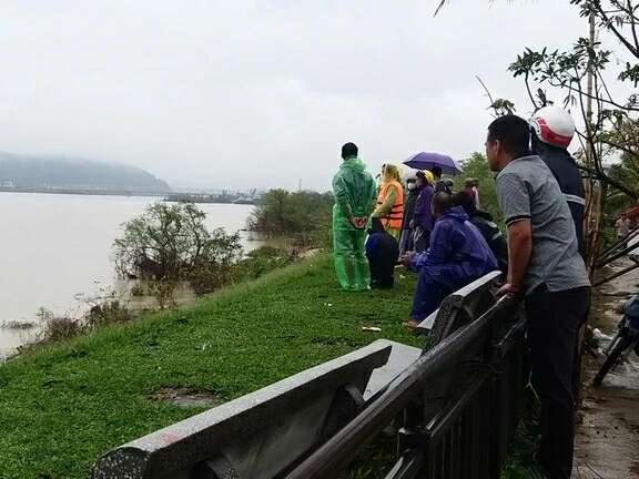 Bố ôm 2 con nhỏ nghi nhảy sông giữa đêm ở Nghệ An: Đau xót thứ để lại trên bờ - Ảnh 3. Bố ôm 2 con nhỏ nghi nhảy sông giữa đêm ở Nghệ An: Đau xót thứ để lại trên bờ - Ảnh 3.