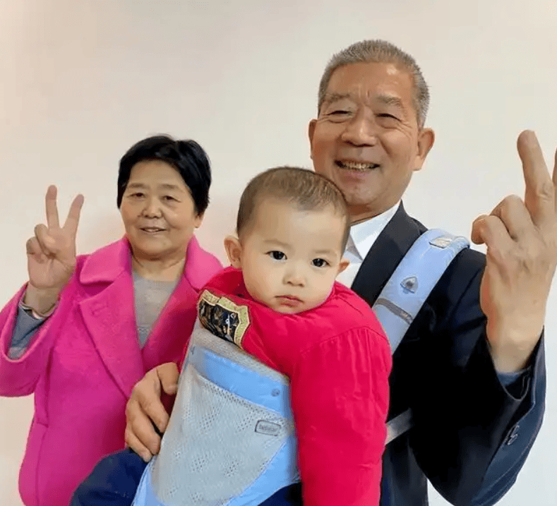 Vợ chồng U70 mang thai và sinh con tự nhiên: Sau 6 năm, hành trình khó khăn ấy liệu có khiến họ hối hận?- Ảnh 8. Vợ chồng U70 mang thai và sinh con tự nhiên: Sau 6 năm, hành trình khó khăn ấy liệu có khiến họ hối hận?- Ảnh 8.