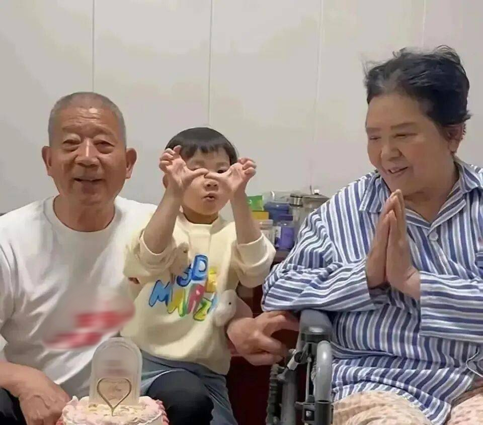 Vợ chồng U70 mang thai và sinh con tự nhiên: Sau 6 năm, hành trình khó khăn ấy liệu có khiến họ hối hận?- Ảnh 7. Vợ chồng U70 mang thai và sinh con tự nhiên: Sau 6 năm, hành trình khó khăn ấy liệu có khiến họ hối hận?- Ảnh 7.