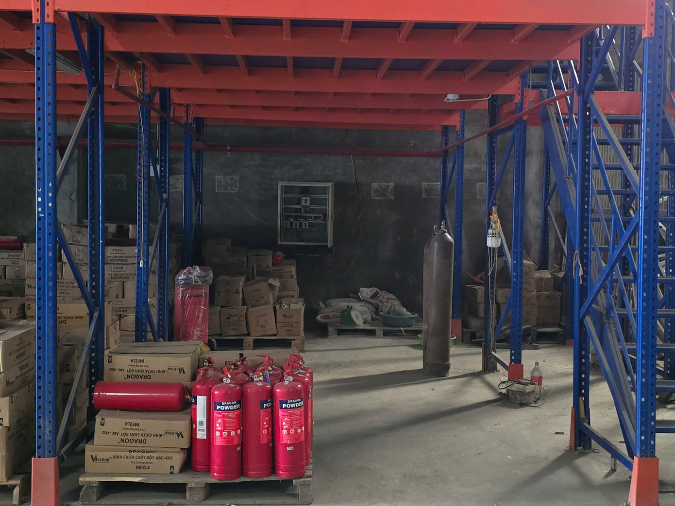 Bán 3 triệu bình chữa cháy giả ra thị trường, thu 1.000 tỷ đồng - Ảnh 1. Bán 3 triệu bình chữa cháy giả ra thị trường, thu 1.000 tỷ đồng - Ảnh 1.