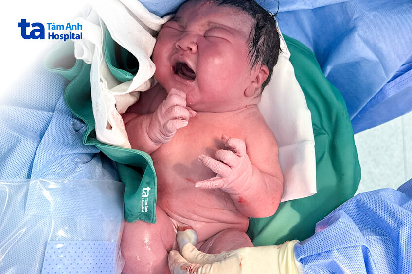Bé trai chào đời nặng 5kg nhờ hưởng gene trội từ bố mẹ: Em bé Bé trai chào đời nặng 5kg nhờ hưởng gene trội từ bố mẹ: Em bé