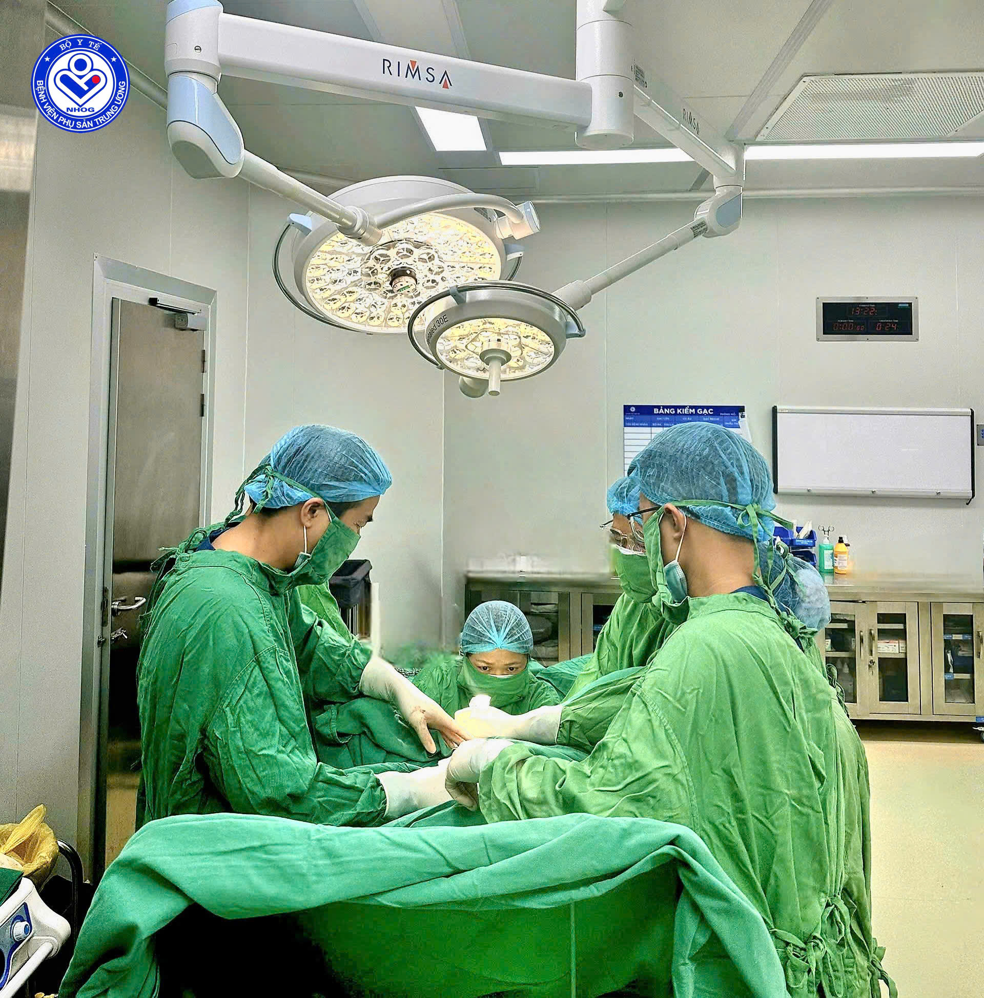 Chửa ống tử cung nguy kịch, chảy m&aacute;u kh&ocirc;ng cầm sau khi h&uacute;t thai ở ph&ograve;ng kh&aacute;m tư nh&acirc;n, người phụ nữ 40 tuổi may mắn được cứu sống kịp thời- Ảnh 1.