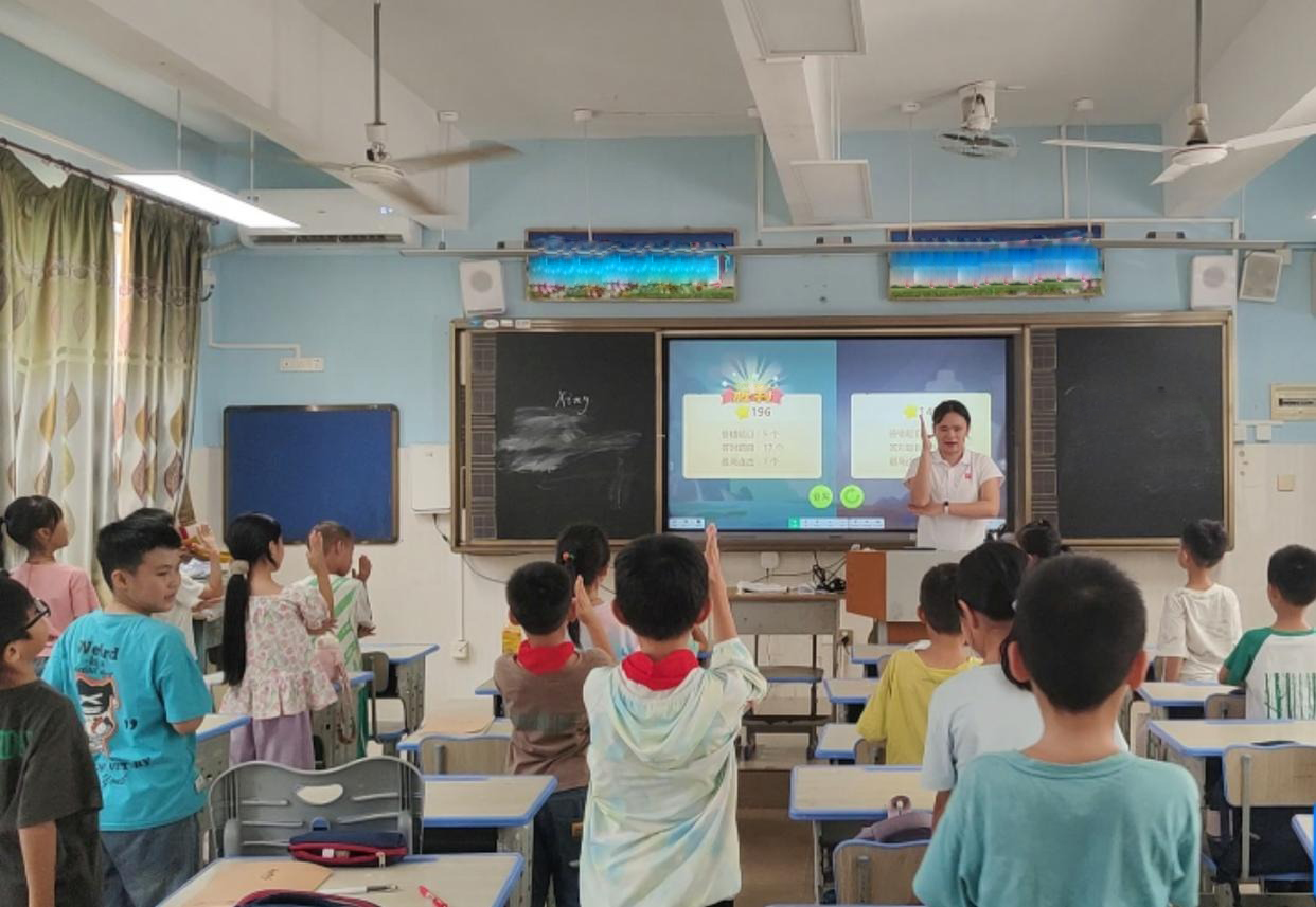 Cậu bé lớp 3 được 1,29 triệu người lạ bầu làm lớp trưởng: Cuộc bình chọn khó tin nhất MXH! - Ảnh 2. Cậu bé lớp 3 được 1,29 triệu người lạ bầu làm lớp trưởng: Cuộc bình chọn khó tin nhất MXH! - Ảnh 2.