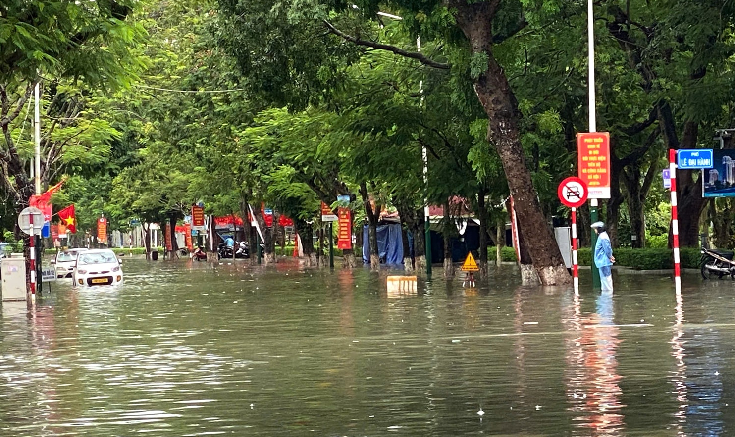 Tình trạng ngập lụt nghiêm trọng trên nhiều tuyến phố Hải Phòng sau trận mưa lớn - Ảnh 3. Tình trạng ngập lụt nghiêm trọng trên nhiều tuyến phố Hải Phòng sau trận mưa lớn - Ảnh 3.