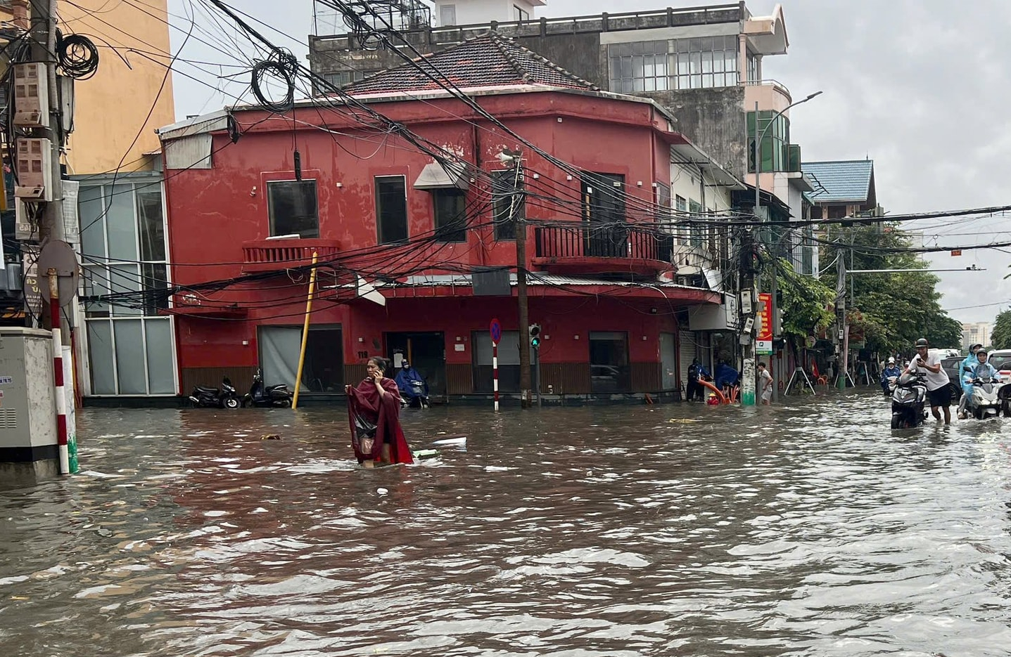 Tình trạng ngập lụt nghiêm trọng trên nhiều tuyến phố Hải Phòng sau trận mưa lớn - Ảnh 2. Tình trạng ngập lụt nghiêm trọng trên nhiều tuyến phố Hải Phòng sau trận mưa lớn - Ảnh 2.