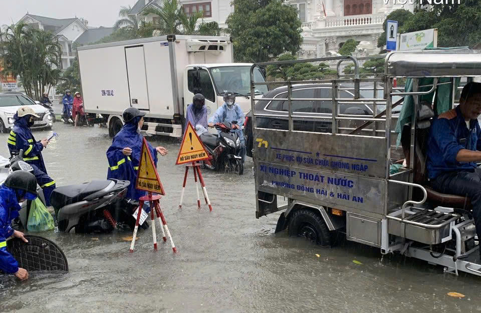 Tình trạng ngập lụt nghiêm trọng trên nhiều tuyến phố Hải Phòng sau trận mưa lớn - Ảnh 1. Tình trạng ngập lụt nghiêm trọng trên nhiều tuyến phố Hải Phòng sau trận mưa lớn - Ảnh 1.
