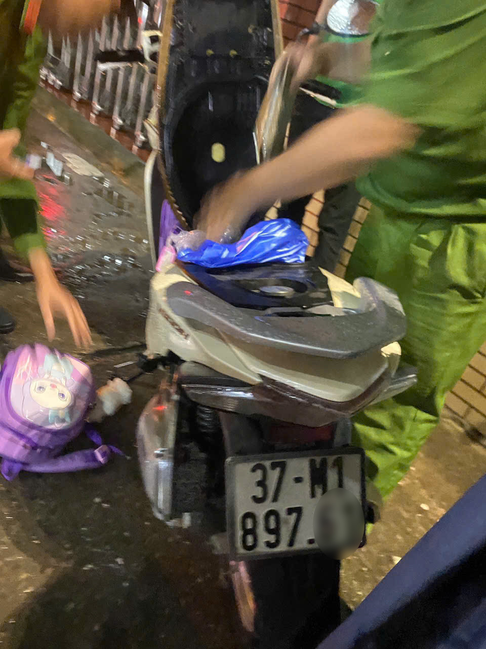 Bố ôm 2 con nhỏ nghi nhảy sông giữa đêm ở Nghệ An: Đau xót thứ để lại trên bờ - Ảnh 1. Bố ôm 2 con nhỏ nghi nhảy sông giữa đêm ở Nghệ An: Đau xót thứ để lại trên bờ - Ảnh 1.