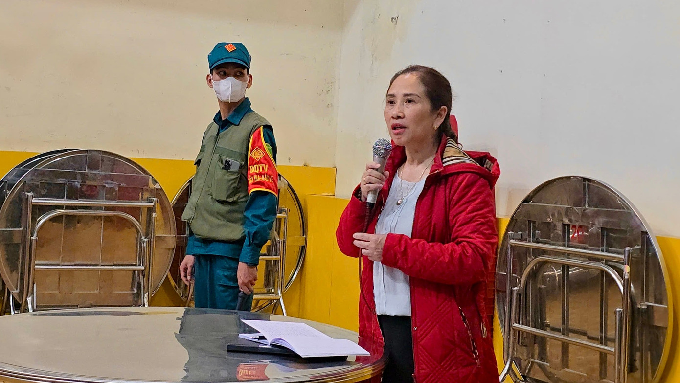 Vụ dân tố 'thực phẩm bẩn' tuồn vào trường học: Tiếp tục đình chỉ công tác hiệu trưởng - Ảnh 3.