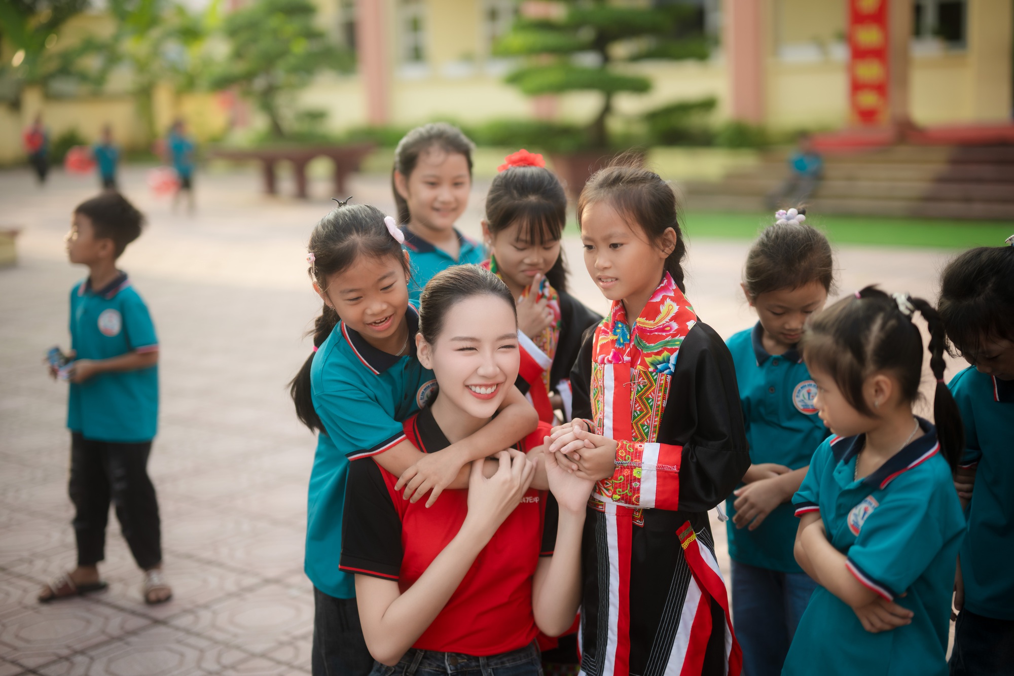 Trước thềm Miss World 2026, Hoa hậu Bảo Ngọc thực hiện hành trình thiện nguyện ở Lạng Sơn và Quảng Ninh - Ảnh 4. Trước thềm Miss World 2026, Hoa hậu Bảo Ngọc thực hiện hành trình thiện nguyện ở Lạng Sơn và Quảng Ninh - Ảnh 4.
