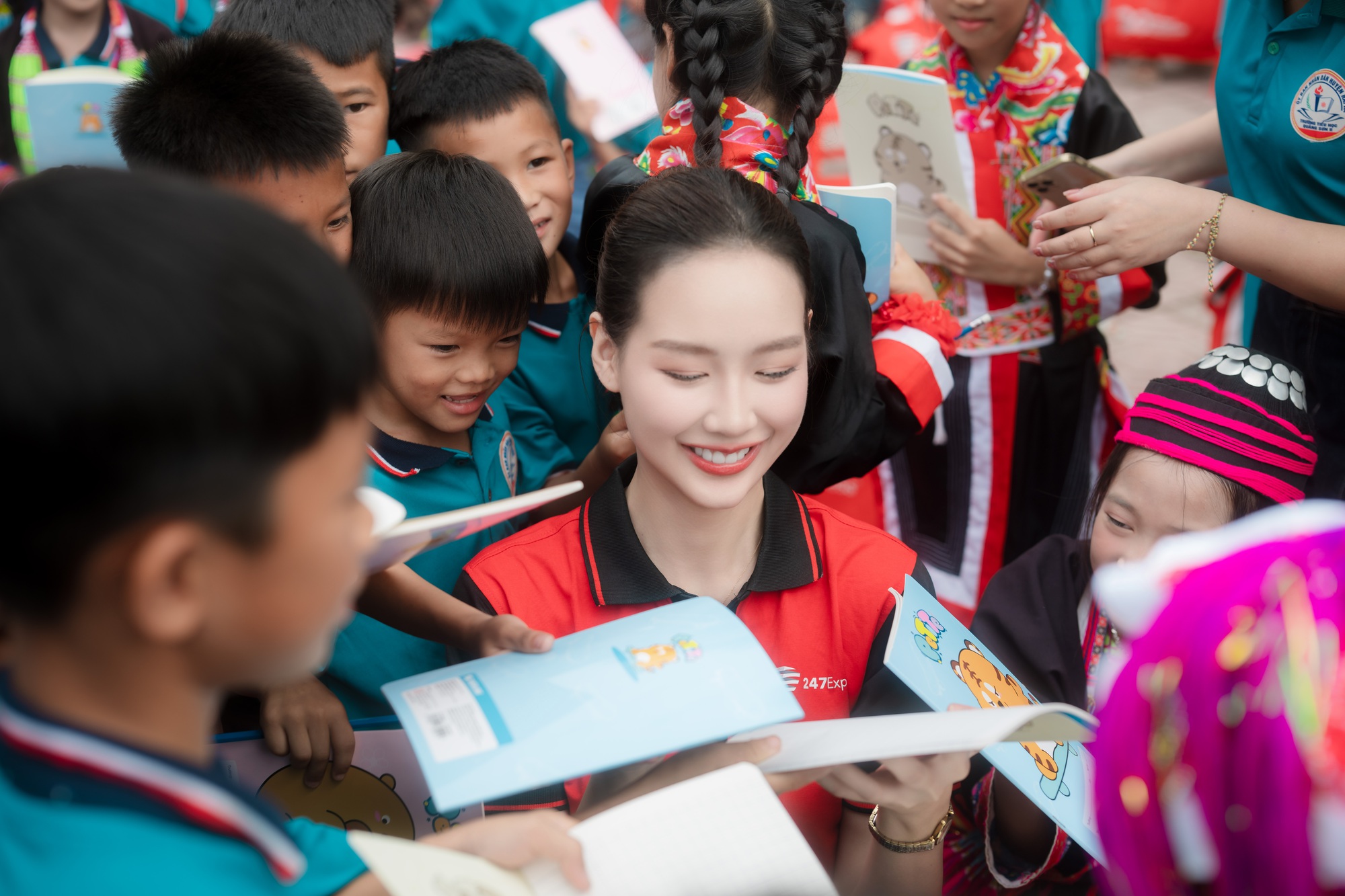 Trước thềm Miss World 2026, Hoa hậu Bảo Ngọc thực hiện hành trình thiện nguyện ở Lạng Sơn và Quảng Ninh - Ảnh 5. Trước thềm Miss World 2026, Hoa hậu Bảo Ngọc thực hiện hành trình thiện nguyện ở Lạng Sơn và Quảng Ninh - Ảnh 5.