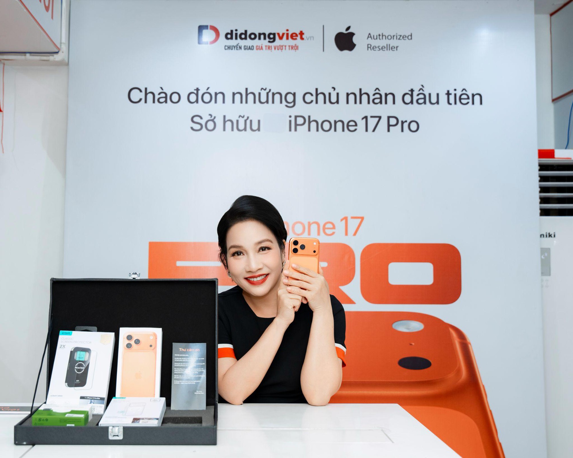 iPhone mới ra mắt, nghệ sĩ Việt lại rộn ràng iPhone mới ra mắt, nghệ sĩ Việt lại rộn ràng