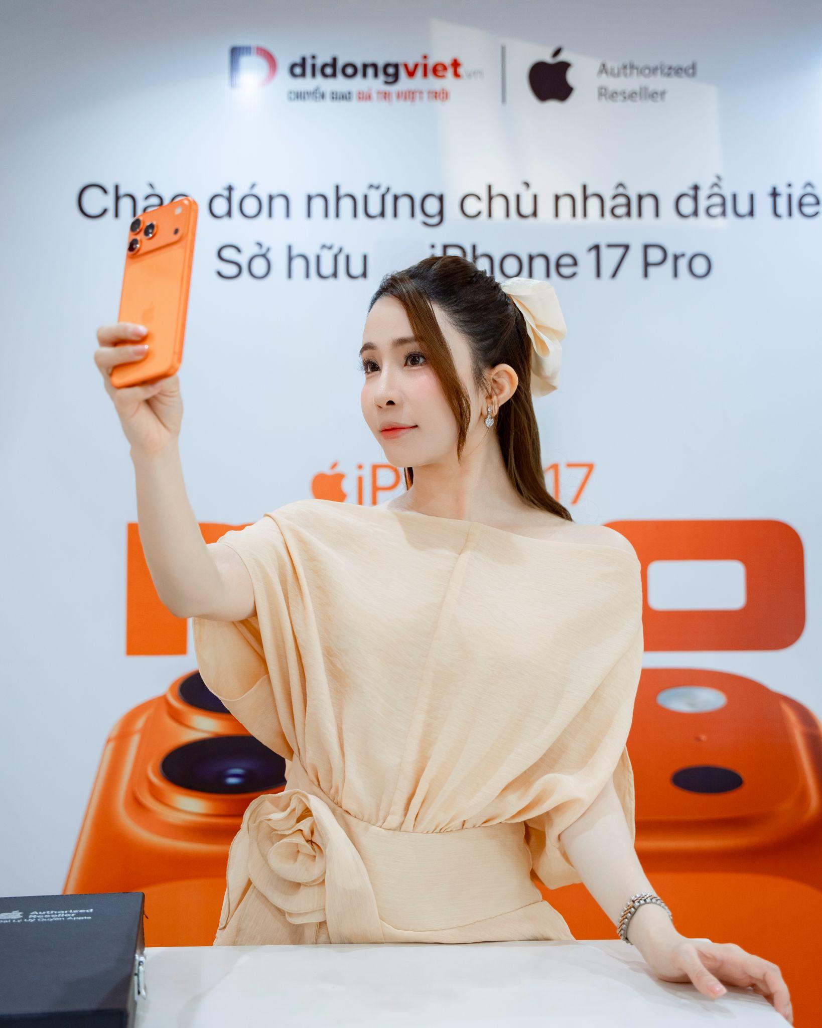 iPhone mới ra mắt, nghệ sĩ Việt lại rộn ràng iPhone mới ra mắt, nghệ sĩ Việt lại rộn ràng
