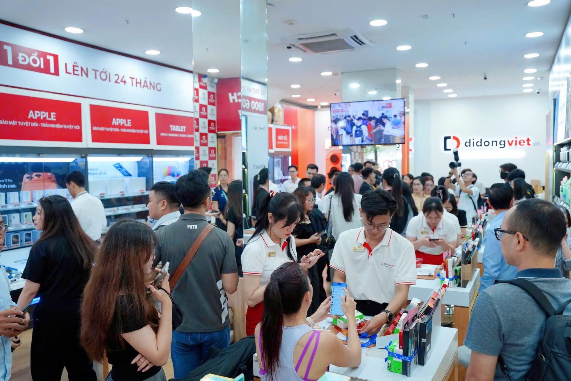 iPhone mới ra mắt, nghệ sĩ Việt lại rộn ràng iPhone mới ra mắt, nghệ sĩ Việt lại rộn ràng