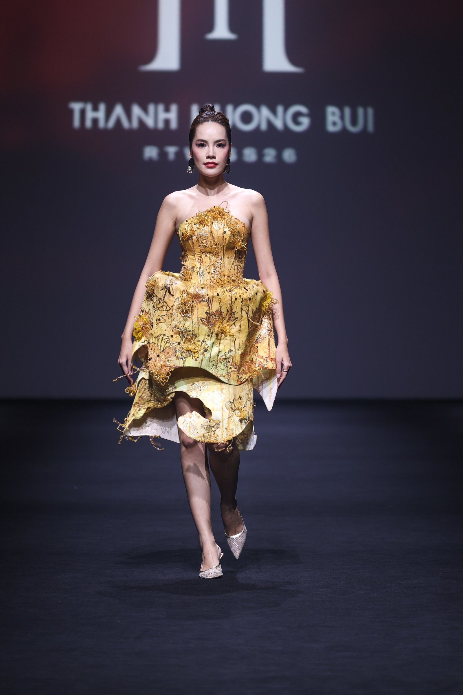 Hoàng Thuỳ gây choáng tại Shanghai Fashion Week: Đứng 1 tiếng để dát vàng toàn thân trước khi trình diễn - Ảnh 2. Hoàng Thuỳ gây choáng tại Shanghai Fashion Week: Đứng 1 tiếng để dát vàng toàn thân trước khi trình diễn - Ảnh 2.
