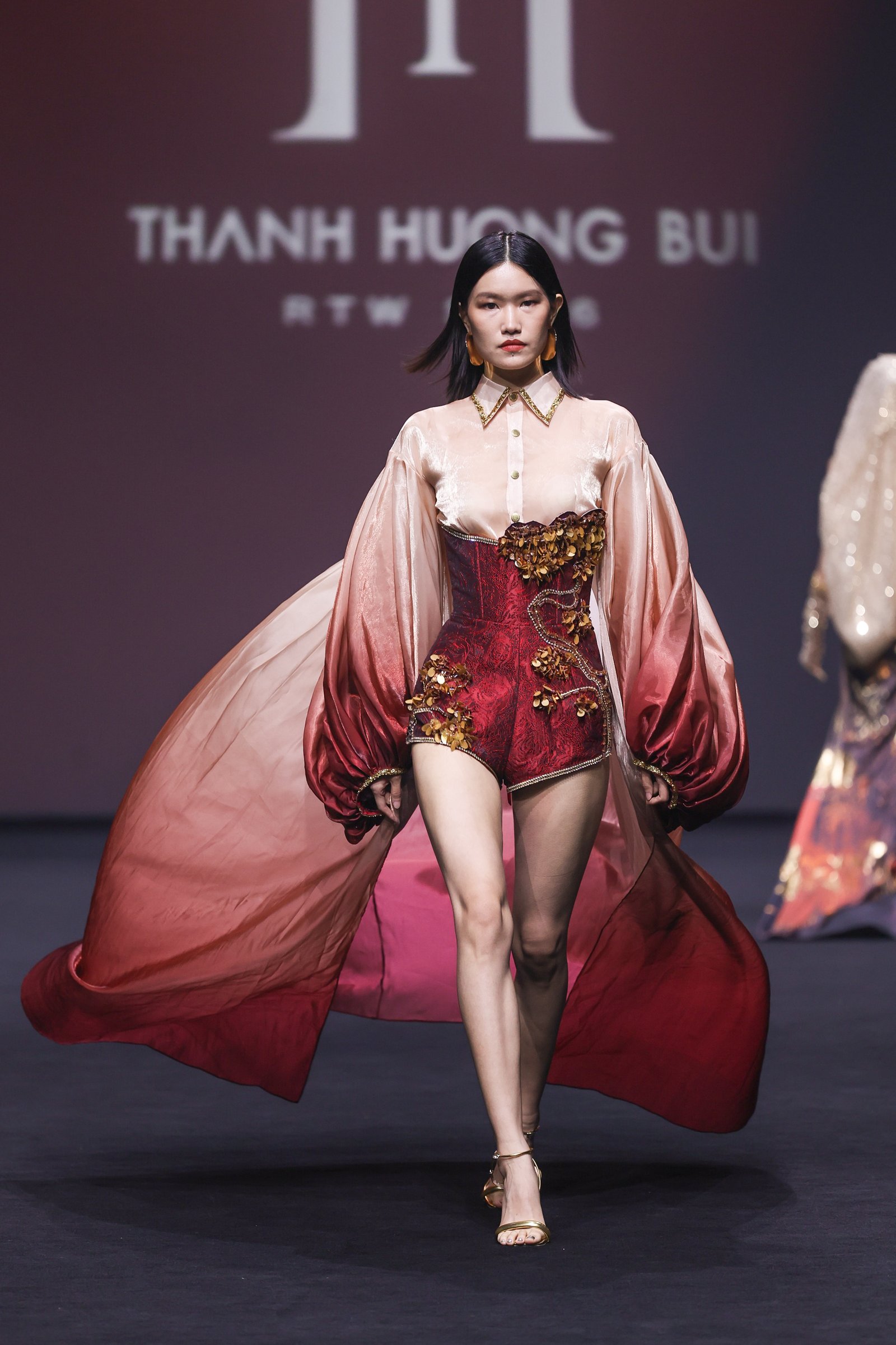 Hoàng Thuỳ gây choáng tại Shanghai Fashion Week: Đứng 1 tiếng để dát vàng toàn thân trước khi trình diễn - Ảnh 8. Hoàng Thuỳ gây choáng tại Shanghai Fashion Week: Đứng 1 tiếng để dát vàng toàn thân trước khi trình diễn - Ảnh 8.