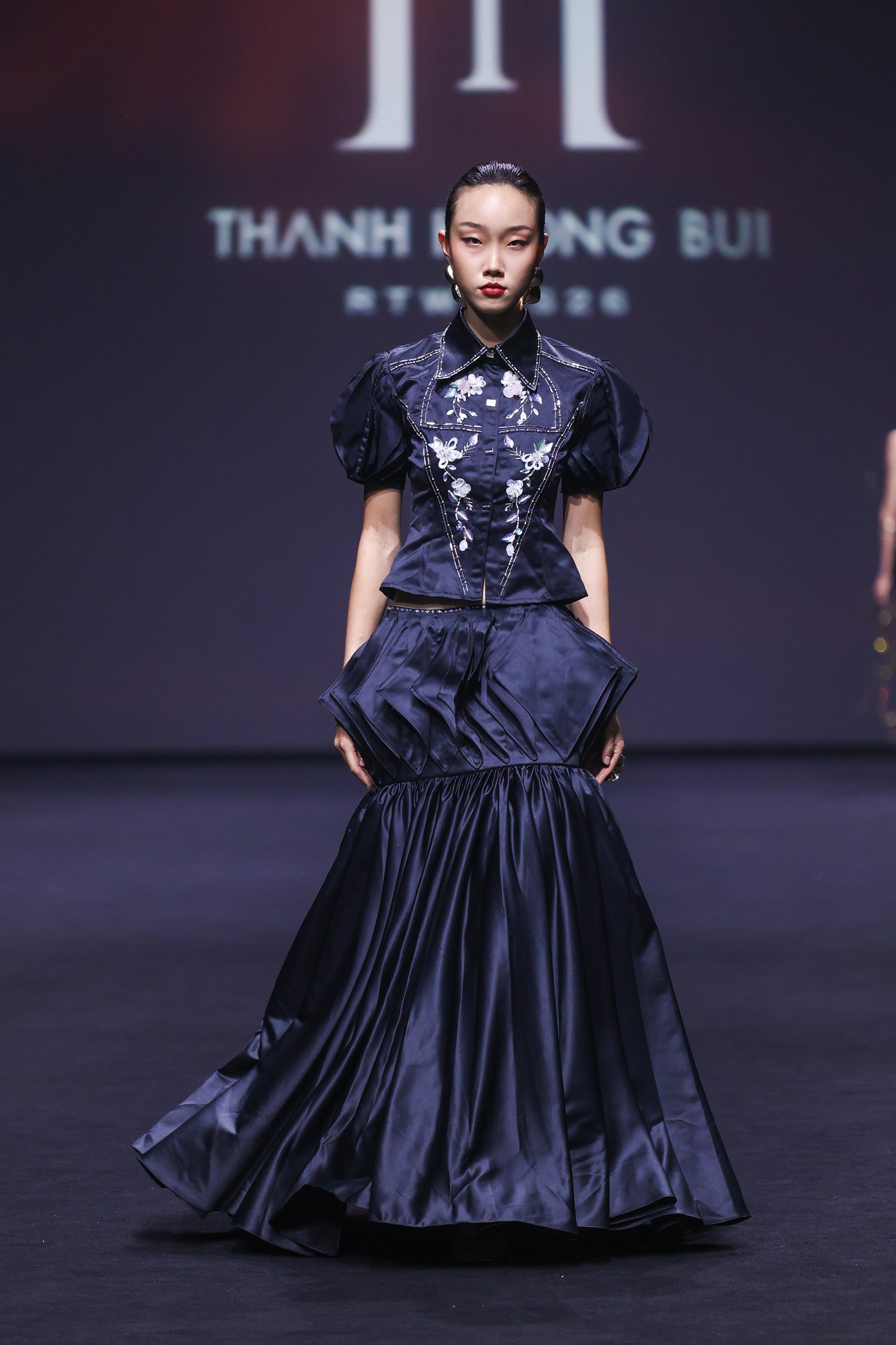 Hoàng Thuỳ gây choáng tại Shanghai Fashion Week: Đứng 1 tiếng để dát vàng toàn thân trước khi trình diễn - Ảnh 9. Hoàng Thuỳ gây choáng tại Shanghai Fashion Week: Đứng 1 tiếng để dát vàng toàn thân trước khi trình diễn - Ảnh 9.