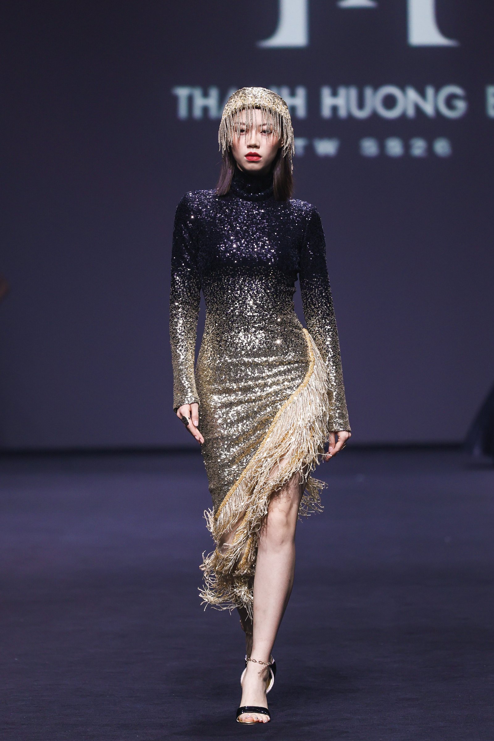 Hoàng Thuỳ gây choáng tại Shanghai Fashion Week: Đứng 1 tiếng để dát vàng toàn thân trước khi trình diễn - Ảnh 7. Hoàng Thuỳ gây choáng tại Shanghai Fashion Week: Đứng 1 tiếng để dát vàng toàn thân trước khi trình diễn - Ảnh 7.