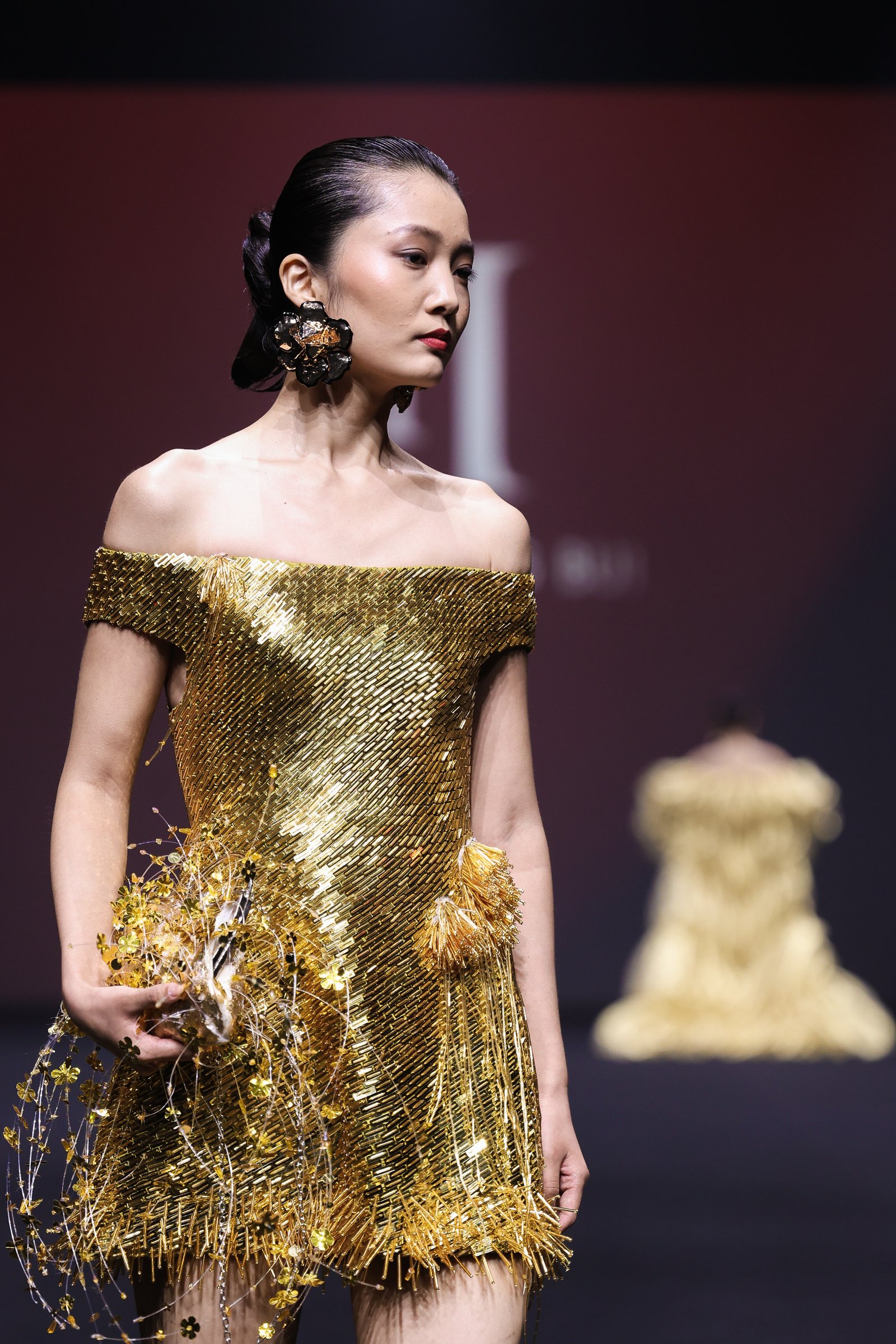 Hoàng Thuỳ gây choáng tại Shanghai Fashion Week: Đứng 1 tiếng để dát vàng toàn thân trước khi trình diễn - Ảnh 10. Hoàng Thuỳ gây choáng tại Shanghai Fashion Week: Đứng 1 tiếng để dát vàng toàn thân trước khi trình diễn - Ảnh 10.