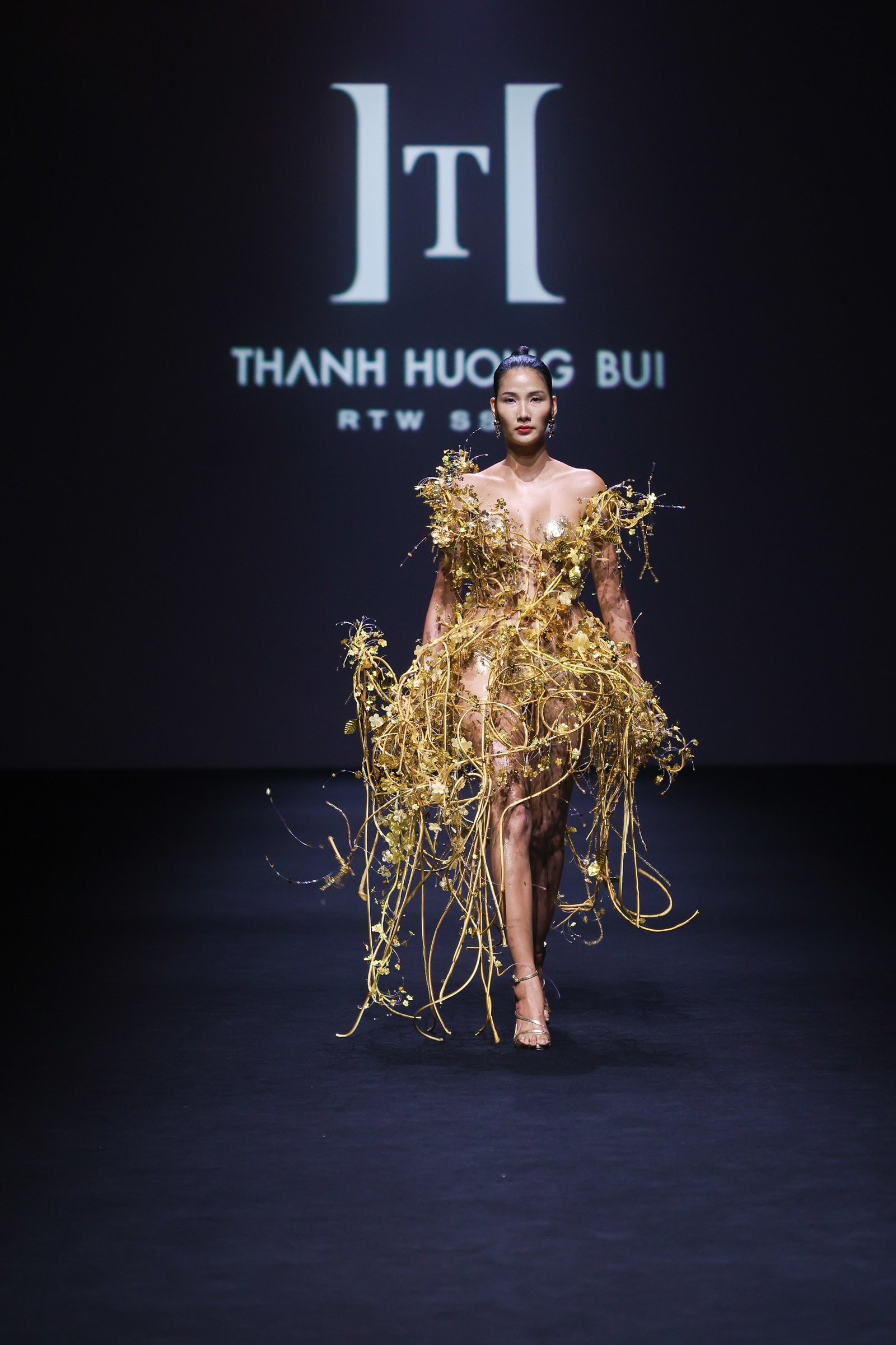 Hoàng Thuỳ gây choáng tại Shanghai Fashion Week: Đứng 1 tiếng để dát vàng toàn thân trước khi trình diễn - Ảnh 5. Hoàng Thuỳ gây choáng tại Shanghai Fashion Week: Đứng 1 tiếng để dát vàng toàn thân trước khi trình diễn - Ảnh 5.