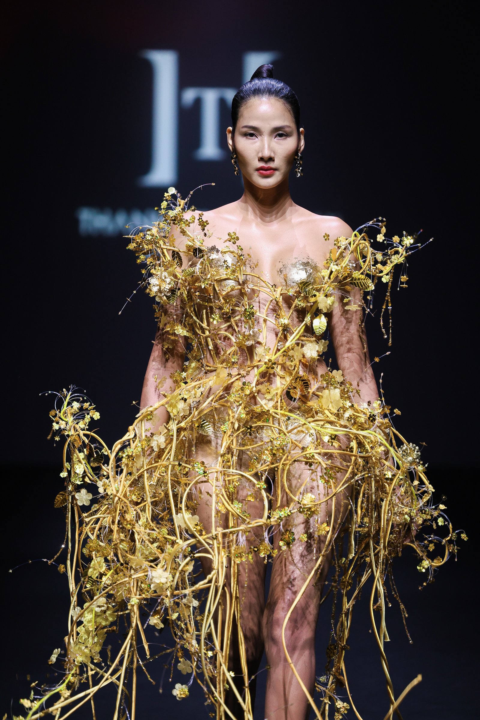 Hoàng Thuỳ gây choáng tại Shanghai Fashion Week: Đứng 1 tiếng để dát vàng toàn thân trước khi trình diễn - Ảnh 3. Hoàng Thuỳ gây choáng tại Shanghai Fashion Week: Đứng 1 tiếng để dát vàng toàn thân trước khi trình diễn - Ảnh 3.