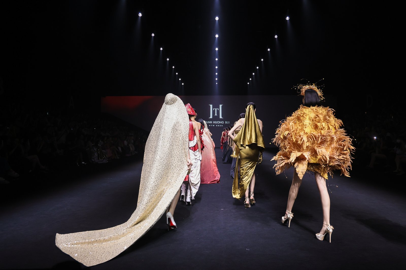 Hoàng Thuỳ gây choáng tại Shanghai Fashion Week: Đứng 1 tiếng để dát vàng toàn thân trước khi trình diễn - Ảnh 4. Hoàng Thuỳ gây choáng tại Shanghai Fashion Week: Đứng 1 tiếng để dát vàng toàn thân trước khi trình diễn - Ảnh 4.