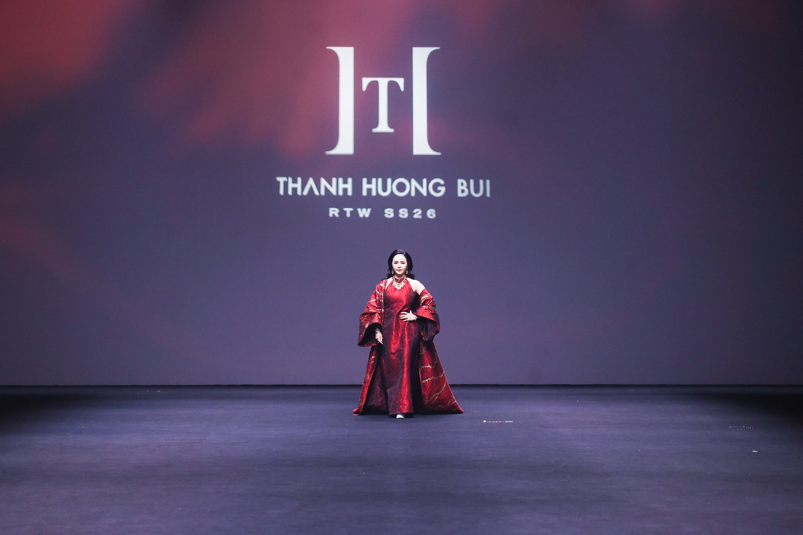 Hoàng Thuỳ gây choáng tại Shanghai Fashion Week: Đứng 1 tiếng để dát vàng toàn thân trước khi trình diễn - Ảnh 6. Hoàng Thuỳ gây choáng tại Shanghai Fashion Week: Đứng 1 tiếng để dát vàng toàn thân trước khi trình diễn - Ảnh 6.