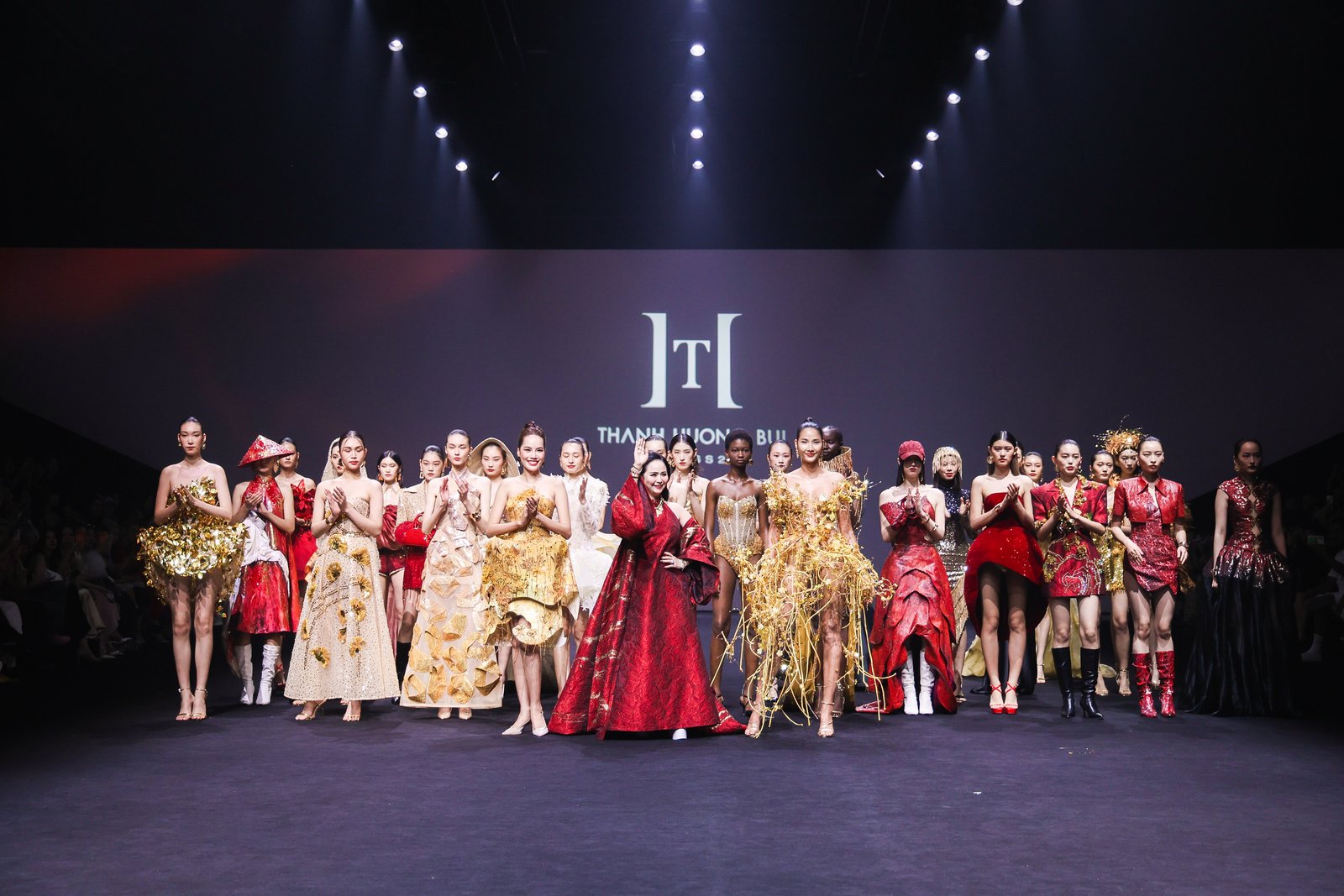 Hoàng Thuỳ gây choáng tại Shanghai Fashion Week: Đứng 1 tiếng để dát vàng toàn thân trước khi trình diễn - Ảnh 1. Hoàng Thuỳ gây choáng tại Shanghai Fashion Week: Đứng 1 tiếng để dát vàng toàn thân trước khi trình diễn - Ảnh 1.
