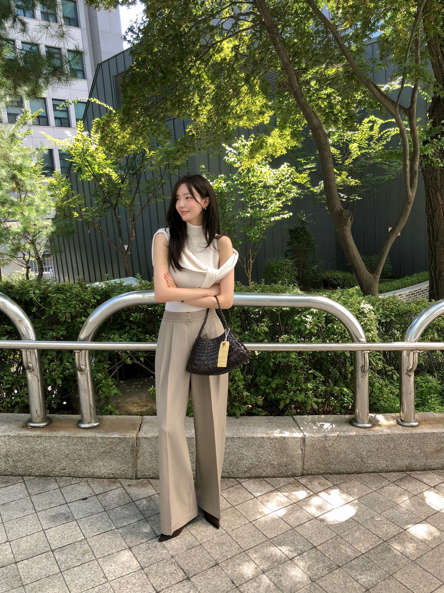 10 cách mặc quần màu be - item đang hot hơn cả quần trắng, ai thích style tối giản càng nên ghim - Ảnh 5. 10 cách mặc quần màu be - item đang hot hơn cả quần trắng, ai thích style tối giản càng nên ghim - Ảnh 5.