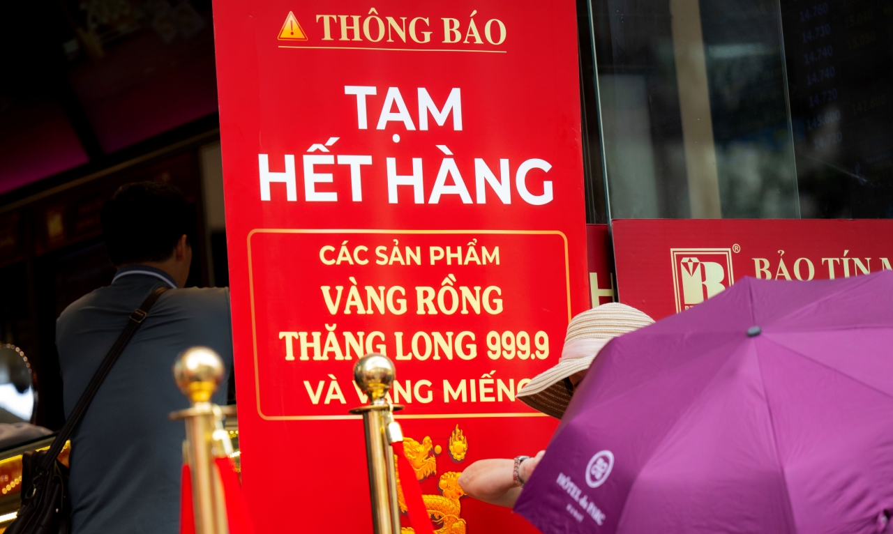 Cảnh tượng lạ lùng trước nhiều cửa hàng ở Hà Nội khi giá vàng nhẫn tăng vượt 151 triệu/lượng - Ảnh 1. Cảnh tượng lạ lùng trước nhiều cửa hàng ở Hà Nội khi giá vàng nhẫn tăng vượt 151 triệu/lượng - Ảnh 1.
