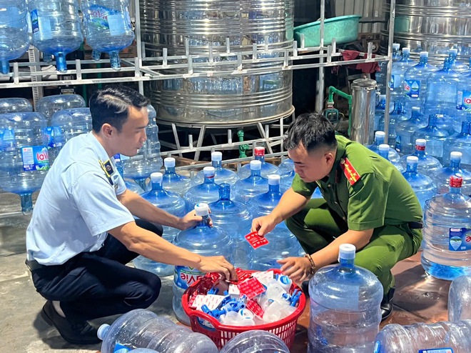 Vụ 20.000 bình nước Lavie giả tuồn đi tiêu thụ khắp nơi ở Hà Nội: Chi phí sản xuất chỉ 10.000 đồng, bán ra 70.000 đồng- Ảnh 5. Vụ 20.000 bình nước Lavie giả tuồn đi tiêu thụ khắp nơi ở Hà Nội: Chi phí sản xuất chỉ 10.000 đồng, bán ra 70.000 đồng- Ảnh 5.