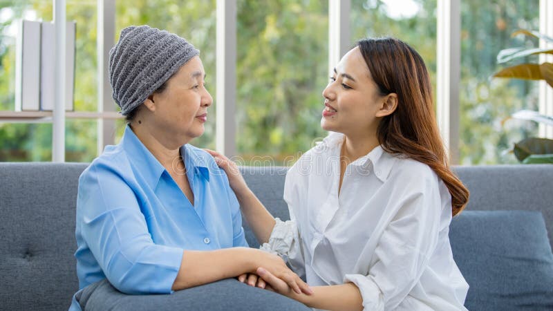 Cặp vợ chồng ngồi ôm nhau khóc, giấy kết quả K còn trên tay, ổ bánh mì mua vội chưa kịp ăn... nhưng đó không phải là &quot;chấm hết&quot;- Ảnh 6.
