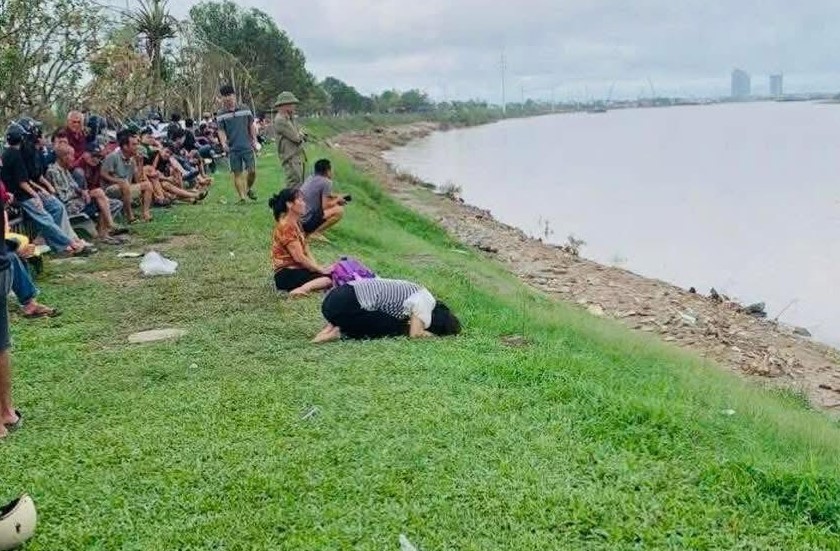 Vụ bố ôm 2 con nhỏ nhảy sông tự tử: Đã tìm thấy thi thể 2 cháu bé - Ảnh 1. Vụ bố ôm 2 con nhỏ nhảy xuống sông tự tử: Đã tìm thấy thi thể 2 người con - Ảnh 1.