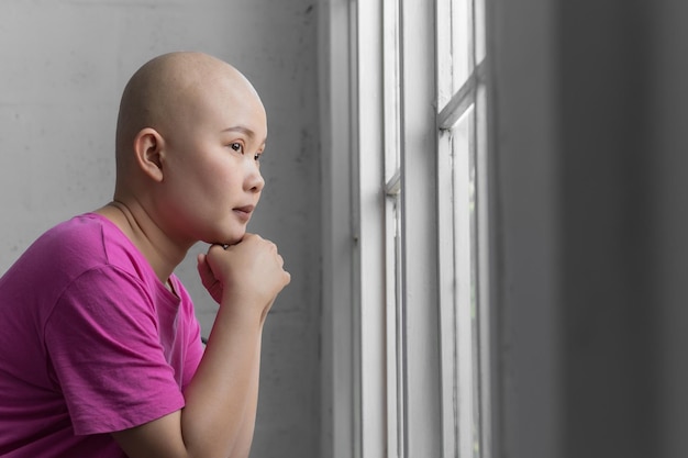 Cặp vợ chồng ngồi ôm nhau khóc, giấy kết quả K còn trên tay, ổ bánh mì mua vội chưa kịp ăn... nhưng đó không phải là &quot;chấm hết&quot;- Ảnh 4.