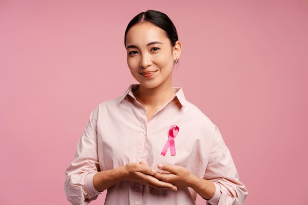 Cặp vợ chồng ngồi ôm nhau khóc, giấy kết quả K còn trên tay, ổ bánh mì mua vội chưa kịp ăn... nhưng đó không phải là &quot;chấm hết&quot;- Ảnh 5.