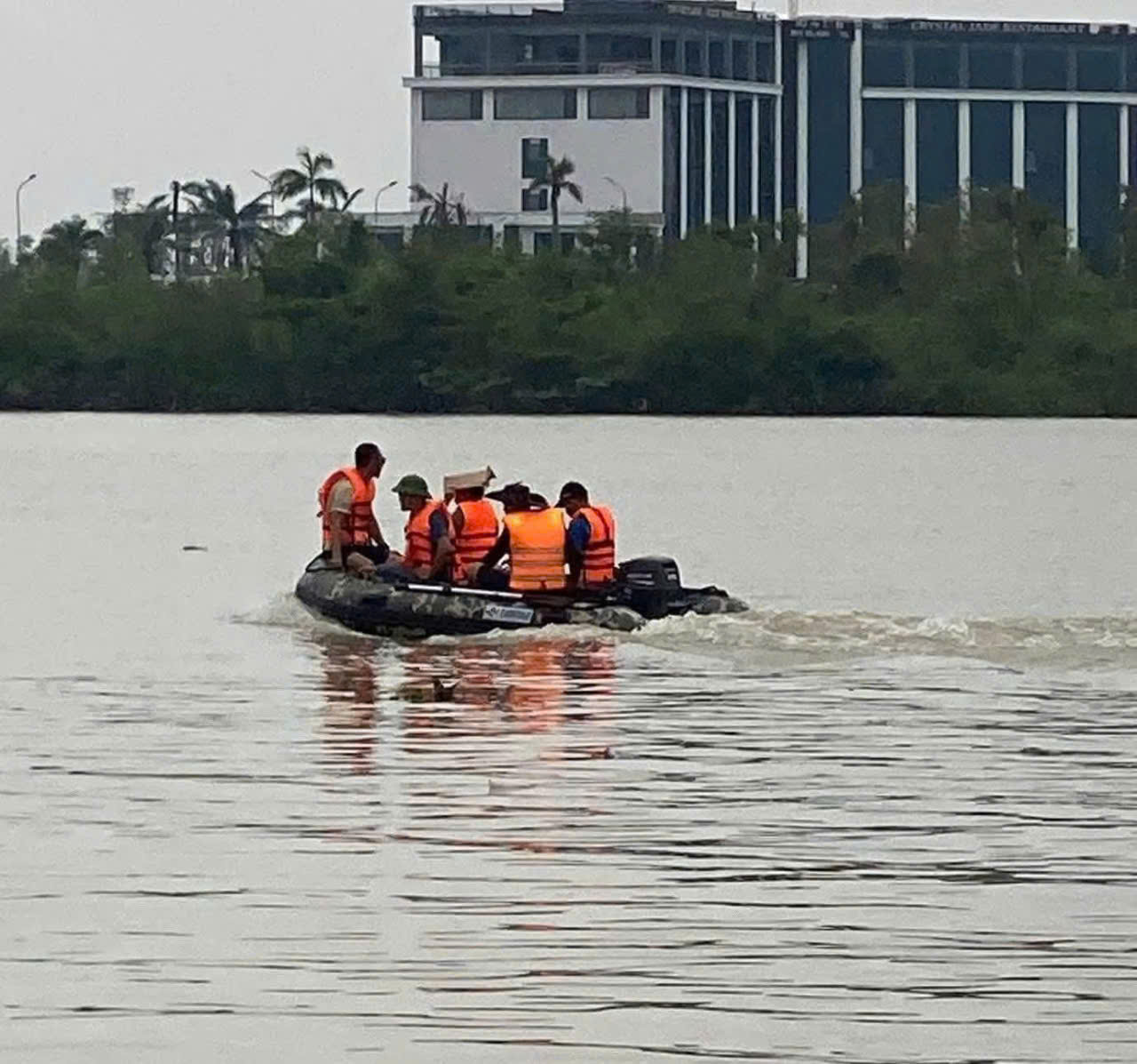 Vụ bố ôm 2 con nhỏ nhảy sông tự tử: Đã tìm thấy thi thể 2 cháu bé - Ảnh 2. Vụ bố ôm 2 con nhỏ nhảy xuống sông tự tử: Đã tìm thấy thi thể 2 người con - Ảnh 2.