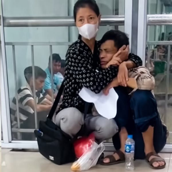 Cặp vợ chồng ngồi ôm nhau khóc, giấy kết quả K còn trên tay, ổ bánh mì mua vội chưa kịp ăn... nhưng đó không phải là 