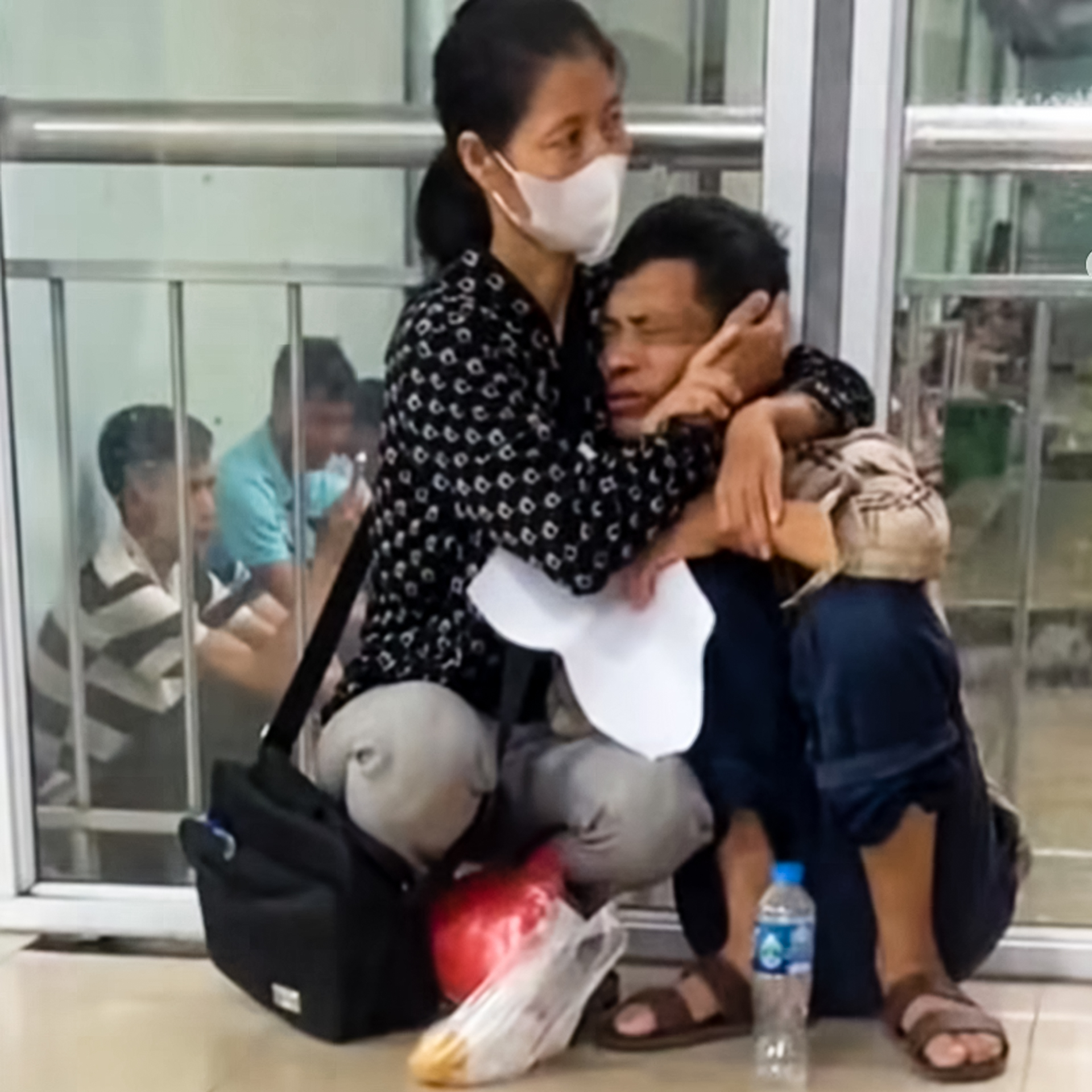 Cặp vợ chồng ngồi ôm nhau khóc, giấy kết quả K còn trên tay, ổ bánh mì mua vội chưa kịp ăn... nhưng đó không phải là 