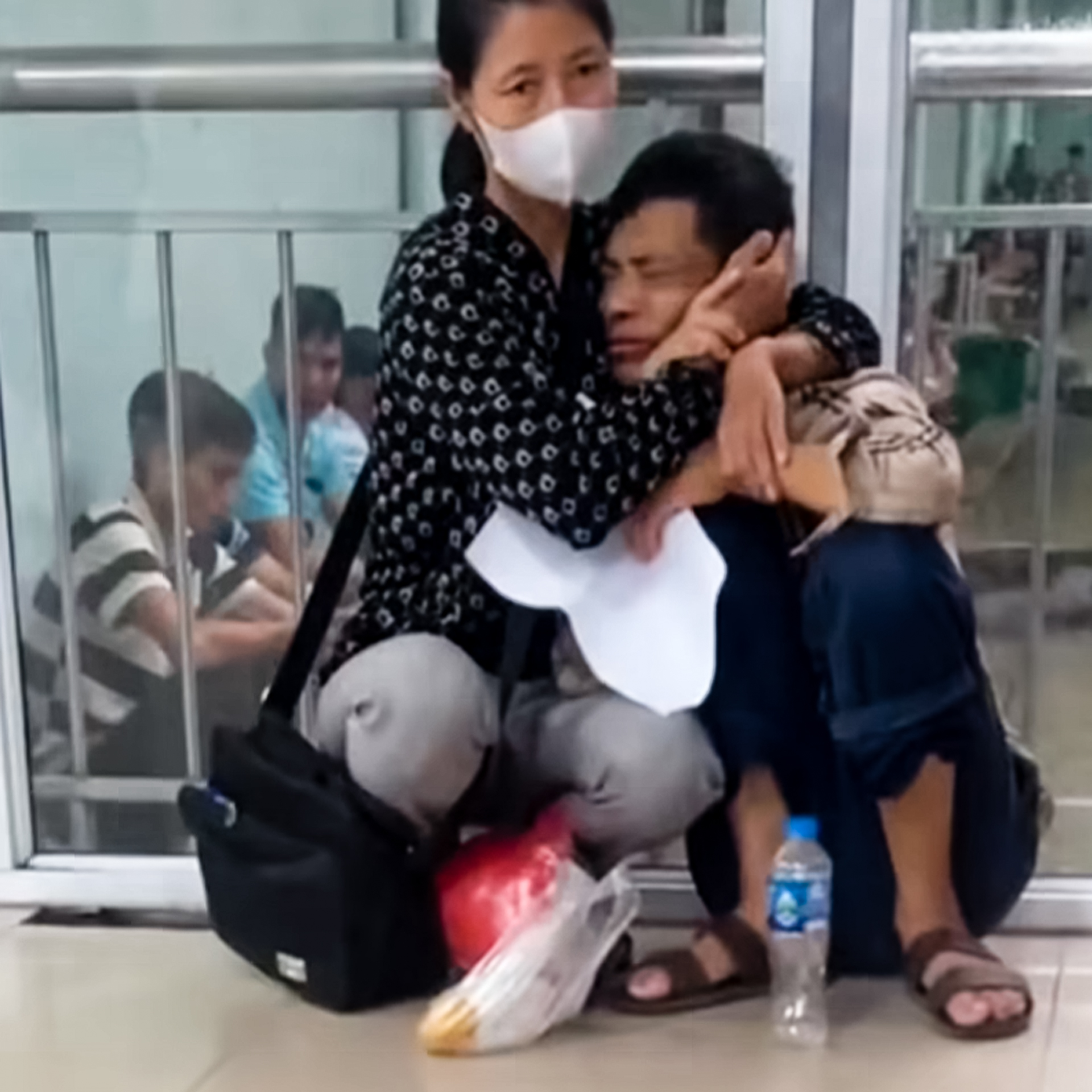 Cặp vợ chồng ngồi ôm nhau khóc, giấy kết quả K còn trên tay, ổ bánh mì mua vội chưa kịp ăn... nhưng đó không phải là 