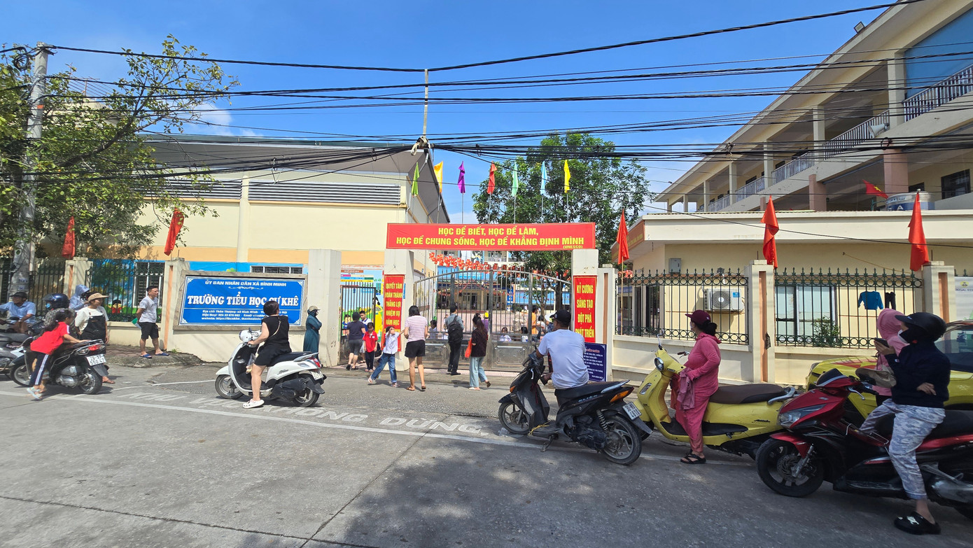 Đoàn liên ngành làm việc với trường học bị 'tố' đưa trứng, thịt bốc mùi vào bữa ăn của học sinh - Ảnh 1. Đoàn liên ngành làm việc với trường học bị 'tố' đưa trứng, thịt bốc mùi vào bữa ăn của học sinh - Ảnh 1.